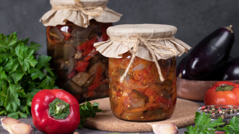Баклажаны с помидорами и перцем на зиму: пикантная закуска к любому блюду