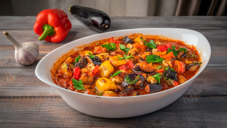 Вкусно и сытно: овощное рагу с баклажанами и кабачками за 20 минут