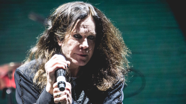 Оззи Осборна похоронили в саду его особняка