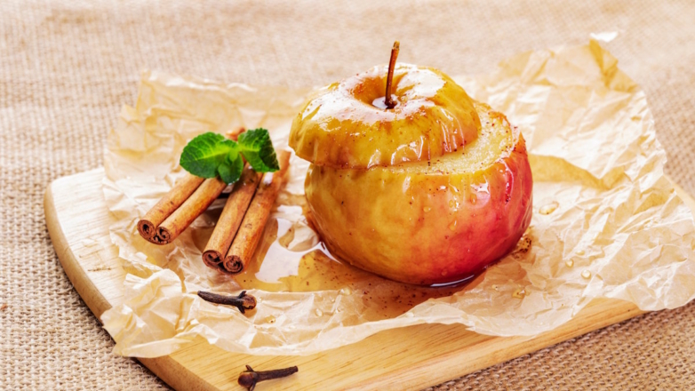 Печеные яблоки с корицей