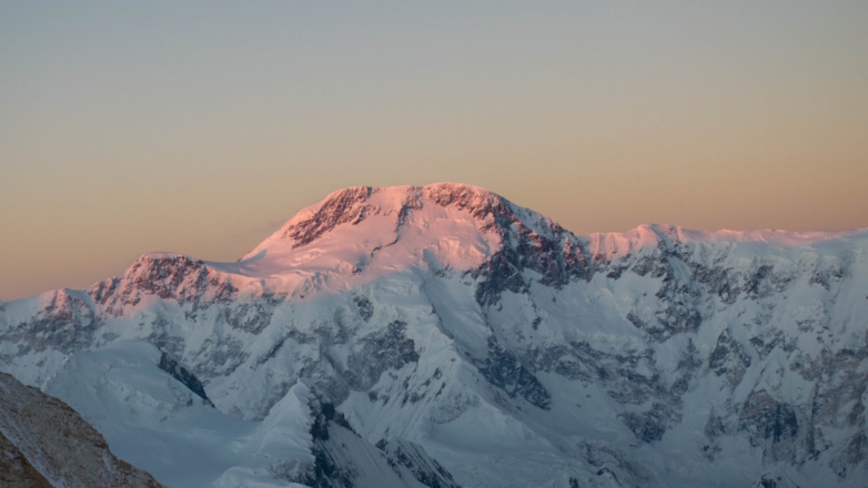 Спасатели в пятницу планируют добраться до российской альпинистки на Пике Победы