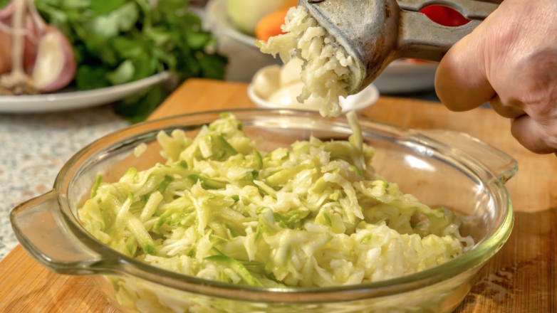 Кабачковый шаян: быстрая закуска со сметаной, чесноком и грецкими орехами