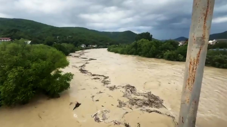 Непогода обрушилась на Кубань: в Туапсинском районе вышла из берегов река, детские тургруппы эвакуируют