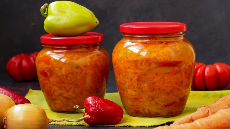 Заготовка на зиму: салат из помидоров, моркови, перца и лука