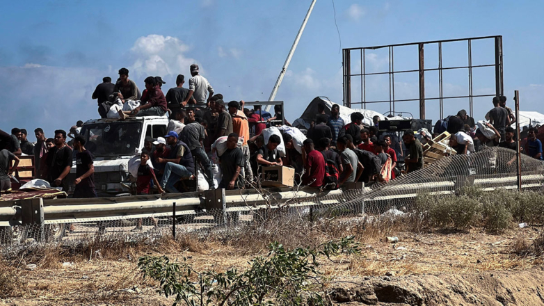 Грузовик с гуманитарной помощью опрокинулся на толпу в секторе Газа