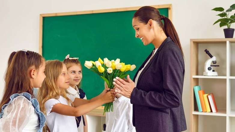 Какие подарки не запрещено дарить учителям, рассказали в Госдуме