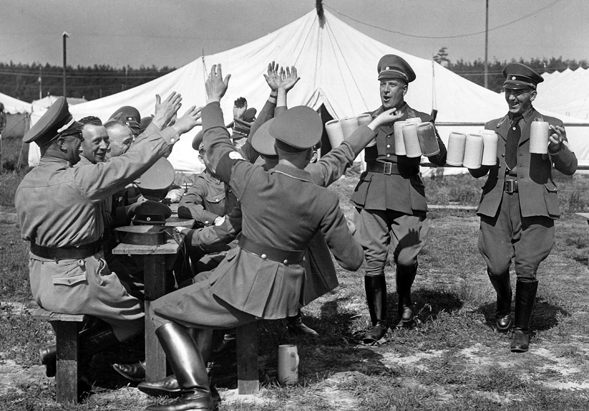 Распитие пива в лагере берлинских политических лидеров НСДАП