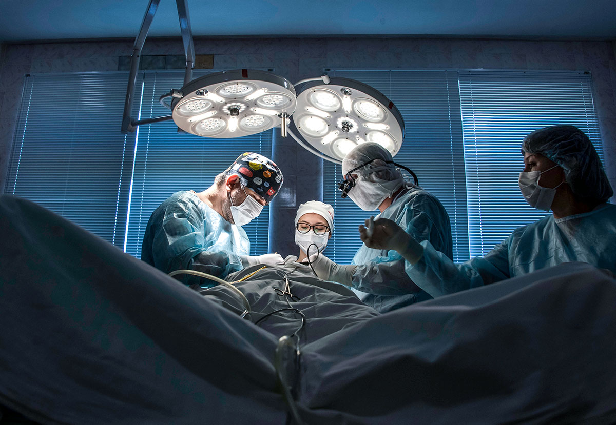 Медицинские сотрудники проводят мастер-класс по сосудистой хирургии для студентов