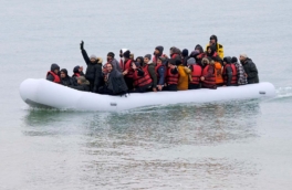 Большинство британцев считают миграцию главной проблемой страны