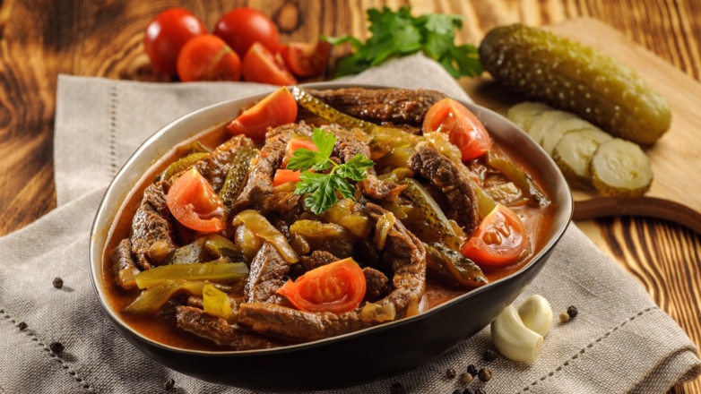 Азу по-татарски с солеными огурцами: сытное и ароматное блюдо