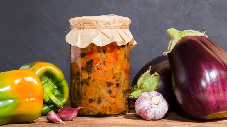 Баклажаны с болгарским перцем и чесноком на зиму: острая закуска к любому блюду