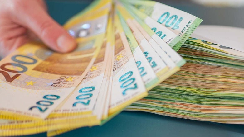 Курс евро на российском межбанковском рынке превысил 98 руб.