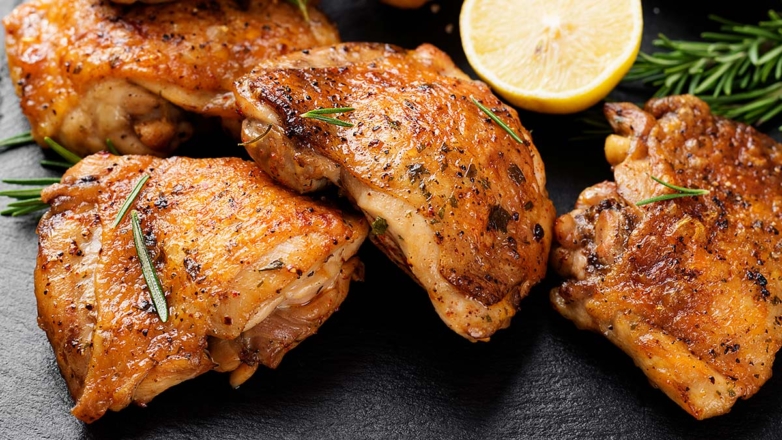 Запеченные бедрышки индейки в пикантном соусе с каперсами и корнишонами