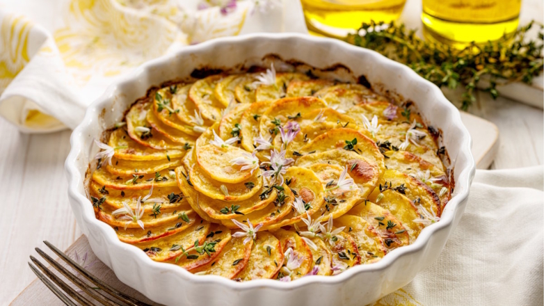 Как запечь картофель с луком и чесноком