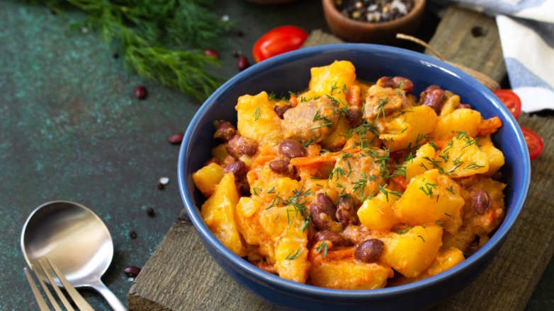 Тушеная картошка с болгарским перцем и фасолью в томатном соусе