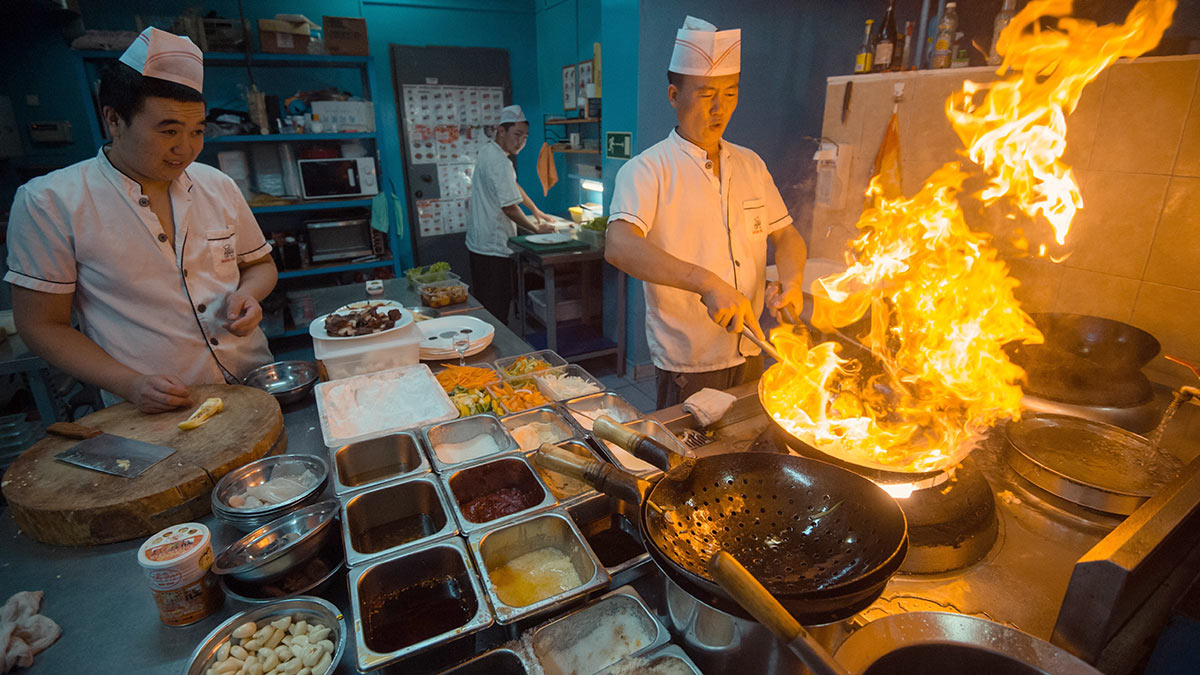 Повара на кухне китайского ресторана в Благовещенске