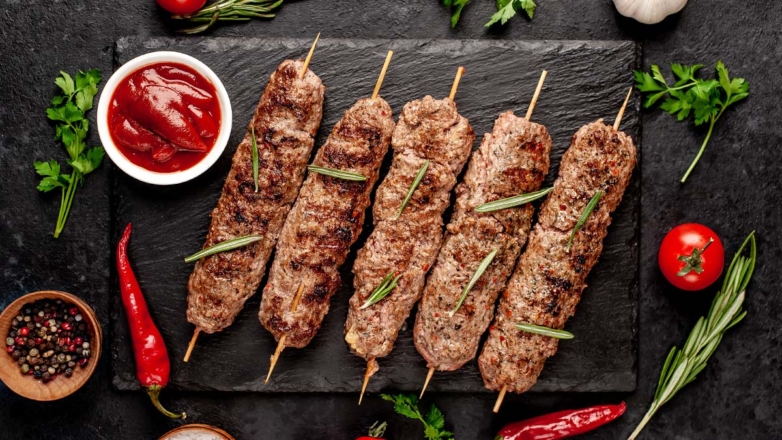 Готовим люля-кебаб из свинины на сковороде: оригинальная альтернатива классическим котлетам