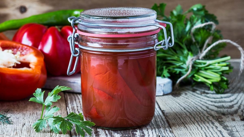 Сладкий перец в домашнем томатном соусе: рецепт быстрой заготовки на зиму