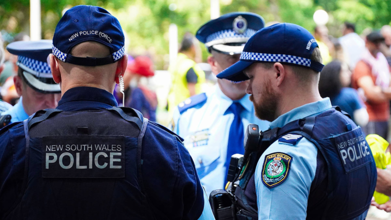 Двое полицейских пострадали во время инцидента у генконсульства РФ в Сиднее