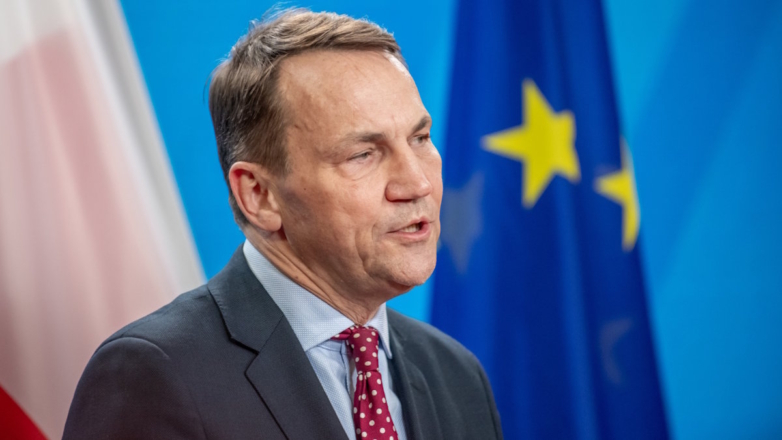 Сикорский пригрозил сбивать российские самолеты в воздушном пространстве Польши