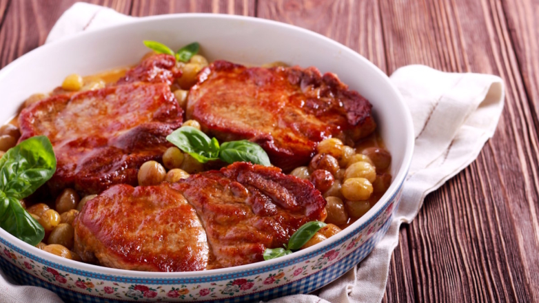 Ароматная и нежная свинина с виноградом в духовке