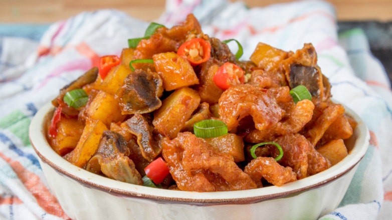 Готовим свинину, тушенную с хурмой: рецепт по-осеннему яркого и согревающего блюда