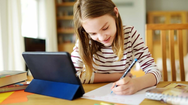Вероятность перехода российских школ на электронные учебники оценили в Минпросвещения