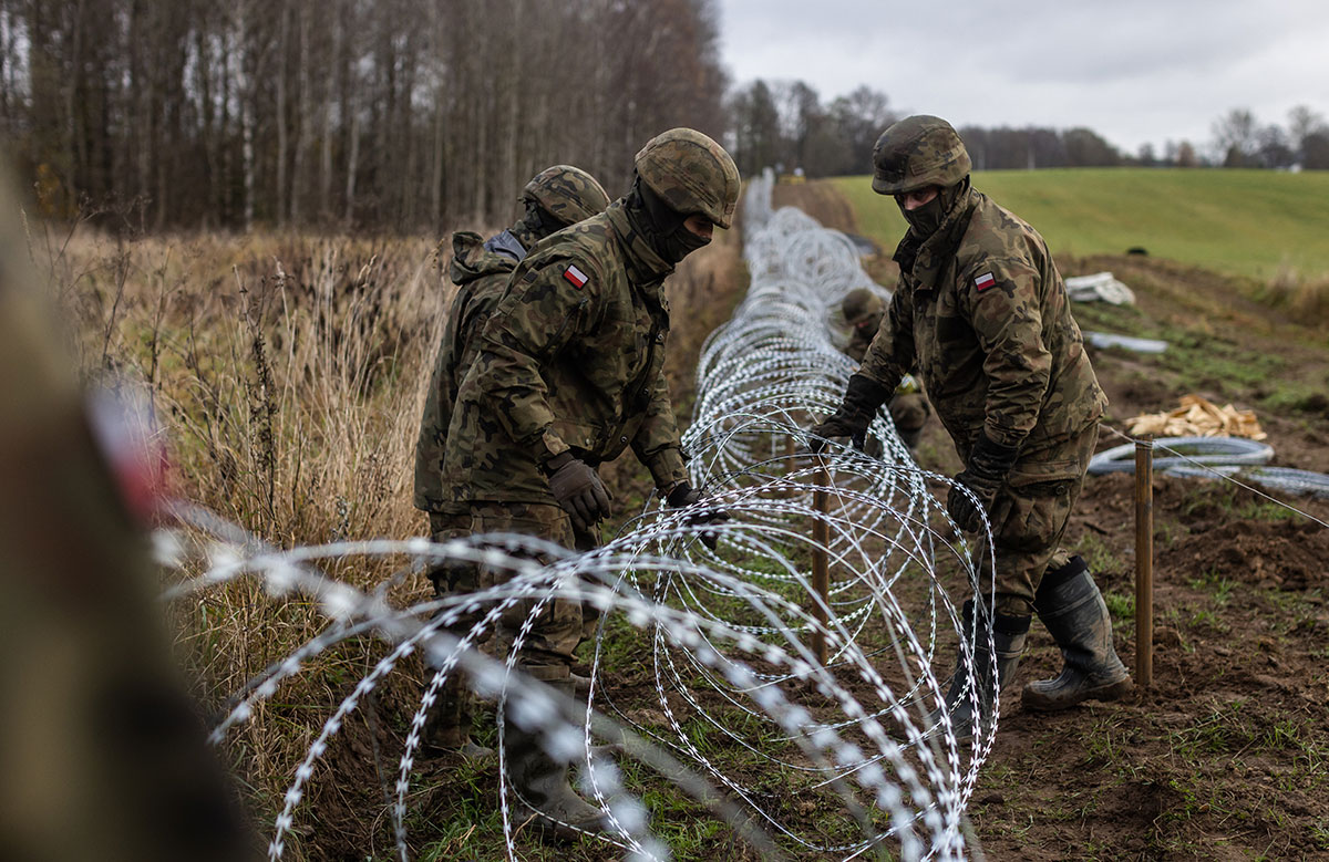 Польские военные натягивают колючую проволоку на границе с Калининградской областью