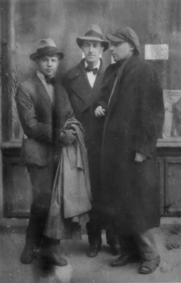 Поэты Сергей Есенин, Анатолий Мариенгоф и Велимир Хлебников. Харьков, 1920 год