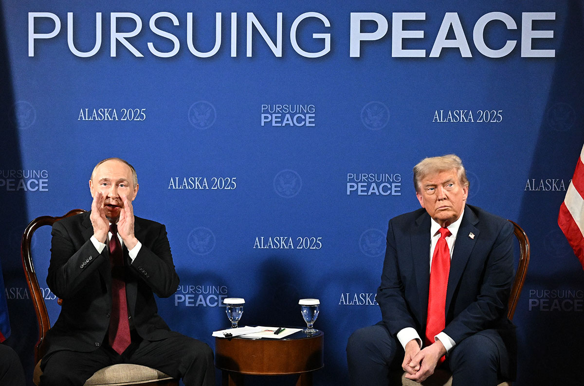 Президент РФ Владимир Путин и президент США Дональд Трамп во время саммита на Аляске