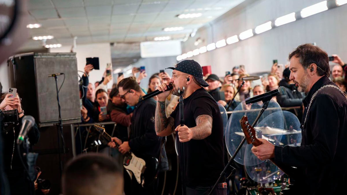 Баста выступил с концертом в метро