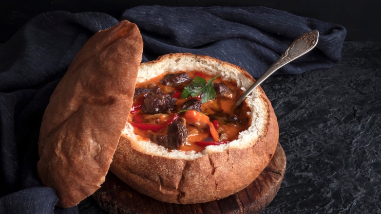 Готовим гуляш в хлебе с паприкой и тмином: оригинальный рецепт сытного осеннего блюда