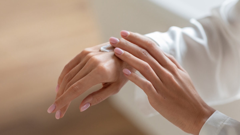 Ретинол для рук: как вернуть коже молодость и упругость