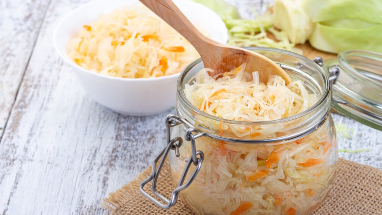Как заквасить капусту, чтобы она получилась хрустящей: главные секреты вкусной заготовки