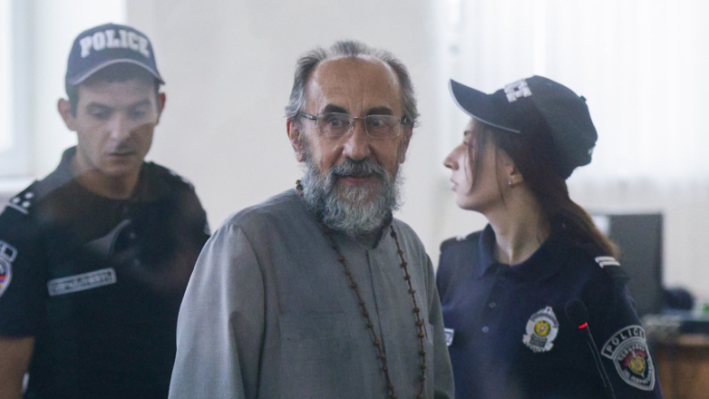 Суд в Ереване приговорил архиепископа армянской церкви Аджапахяна к двум годам лишения свободы