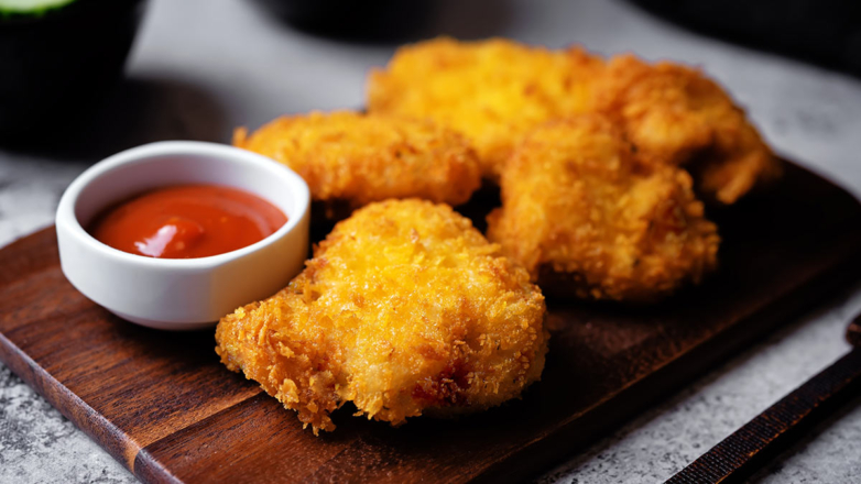 Сочные тающие во рту куриные наггетсы в хрустящей панировке: простой рецепт любимого блюда