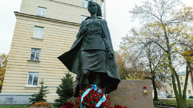 "Братья-солдаты, за мной!": в России почтили память 18-летней героини войны из Казахстана Алии Молдагуловой