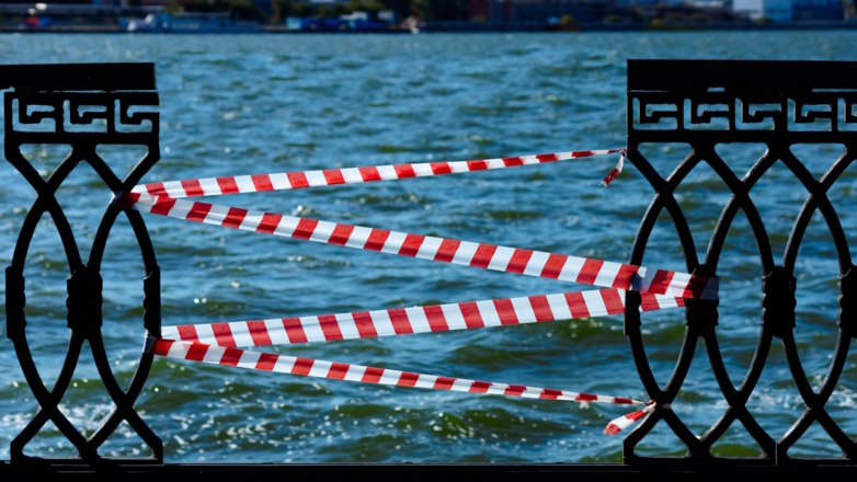 В Петербурге Porsche Cayenne пробил ограждение и упал в Фонтанку, пассажирка авто погибла