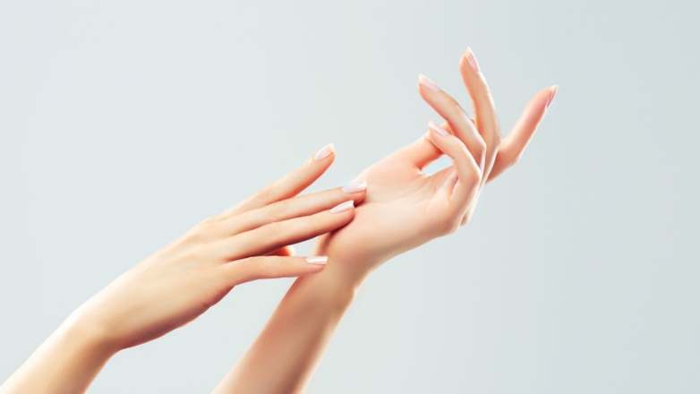 Как замедлить старение кожи рук: ключевой элемент ухода и полезные процедуры