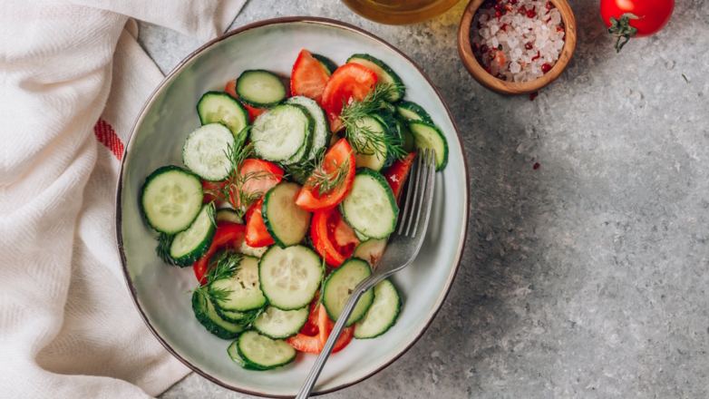 Малосольные огурцы и помидоры в пакете: простой рецепт закуски, которая готовится за пару часов