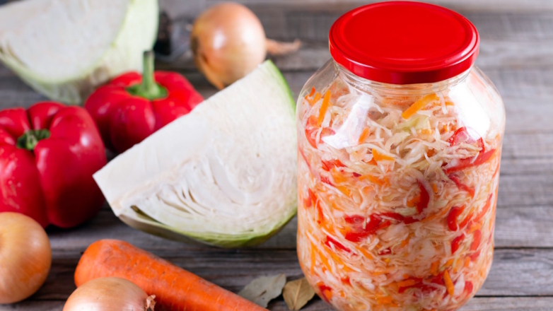 Капустный салат со сладким перцем и морковью на зиму: простой рецепт домашней заготовки