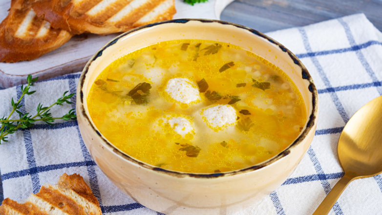 Готовим ленивый суп-пюре "Обломов" с ломтиками куриного филе: простой рецепт осеннего блюда