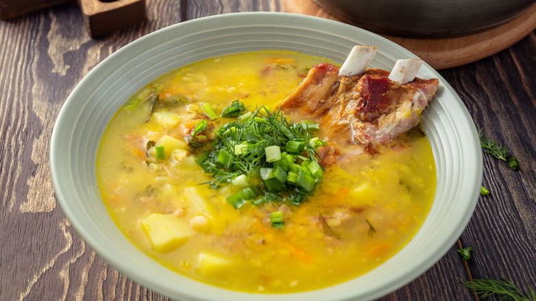 Готовим чечевичный суп с копчеными ребрышками и паприкой: простой рецепт сытного и ароматного осеннего блюда