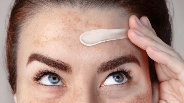 Как сохранить молодость: ошибки в уходе за зрелой кожей, которые ускоряют ее старение