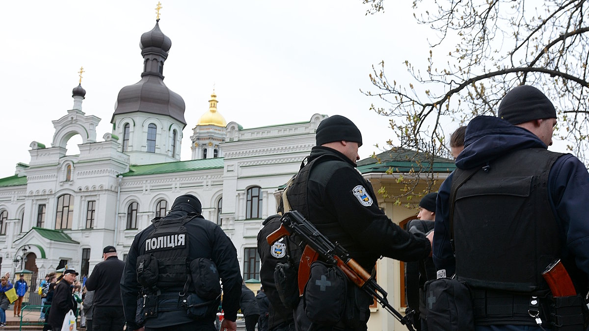 Украинская полиция рядом с Киево-Печерской лаврой в Киеве (архивное фото)