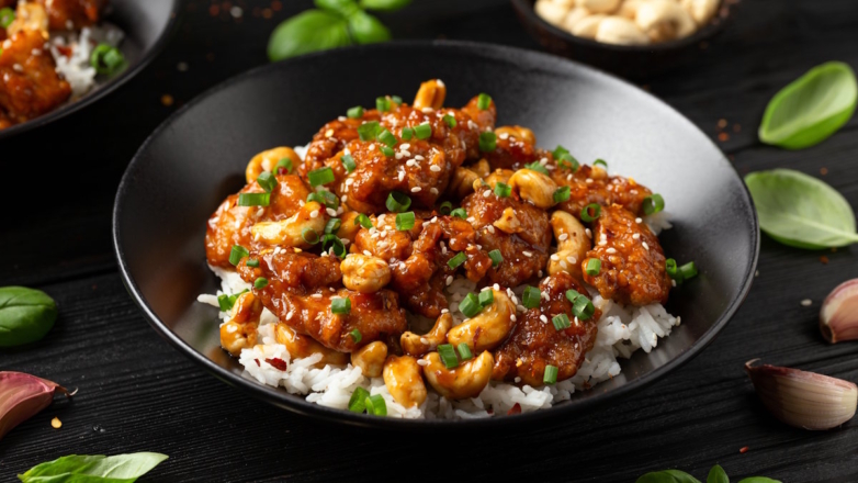 Жареный рис с курицей и кешью: простой китайский рецепт с неожиданным секретом