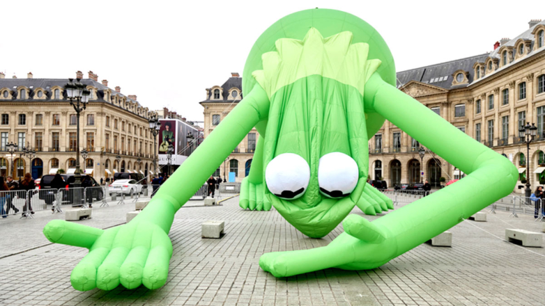 Великий Пикассо и лягушка Да Корте: почему ярмарка современного искусства Art Basel Paris 2025 сделала ставки на "голубые фишки"