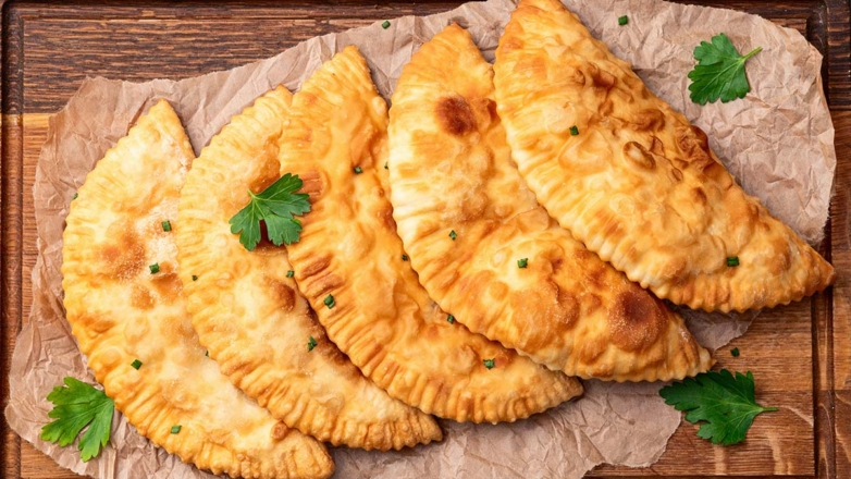 Избавьтесь от лишнего ингредиента – и домашние чебуреки получатся пышными и воздушными