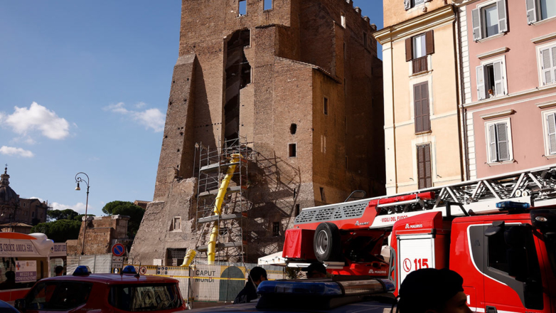 В Риме погиб рабочий, попавший под завалы после обрушения башни Конти
