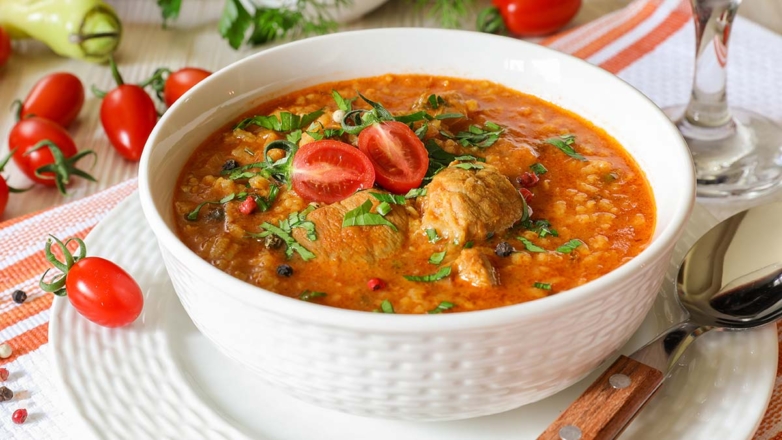 Готовим харчо с орехами и ткемали: классический рецепт с неожиданным ингредиентом из стеклянной банки